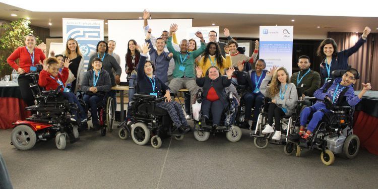 Empresas e pessoas com valor juntas em encontro de recrutamento