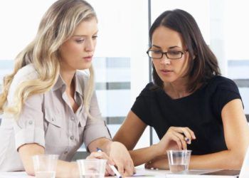diferença significativa nos salários entre homens e mulheres licenciadas.