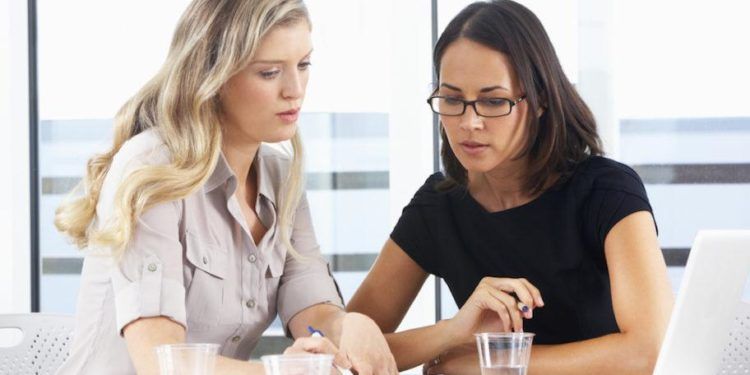 diferença significativa nos salários entre homens e mulheres licenciadas.