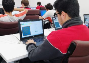 Escola de Aprendizes da SEAT ensina alunos a programarem