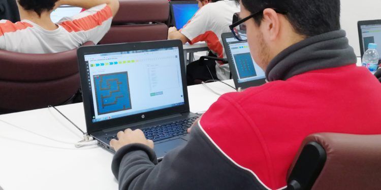 Escola de Aprendizes da SEAT ensina alunos a programarem