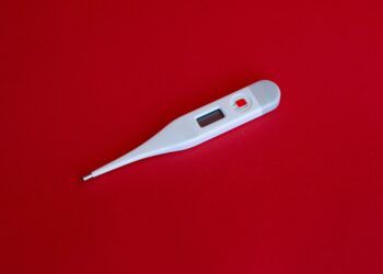 Medir a febre, recolher amostras ou saber onde esteve nos últimos 14 dias. Conheça os limites do tratamento de dados durante a pandemia