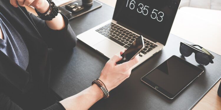 Quase metade das empresas quer manter teletrabalho