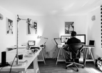 Maioria dos diretores preferem o trabalho presencial, mas apenas 4% dos profissionais querem voltar a full-time para o escritório