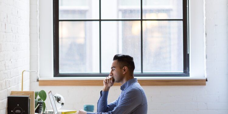 Vai continuar em teletrabalho até ao final do ano? Adote 8 estratégias para manter a saúde mental e bem-estar