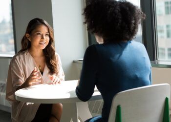 Como pode um líder usar a inteligência emocional para se conectar com os colaboradores?