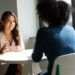 Como pode um líder usar a inteligência emocional para se conectar com os colaboradores?