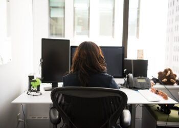 Mulheres enfrentam barreiras de progresso na carreira devido à Covid-19
