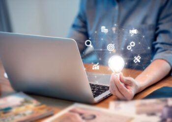 Homem no computador em empresas data-driven.