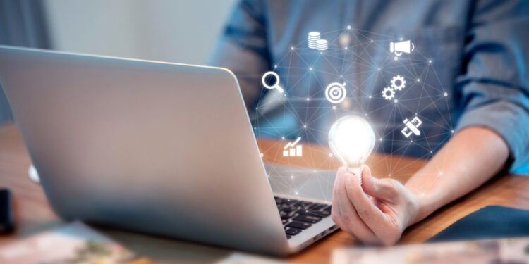 Homem no computador em empresas data-driven.