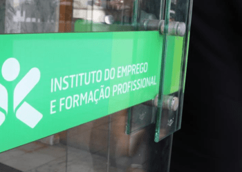Taxa de desemprego desce para 6,5% em março