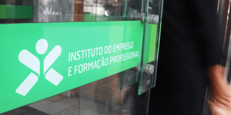 Taxa de desemprego desce para 6,5% em março