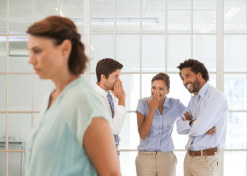 Portugueses ouvem piadas ofensivas no trabalho