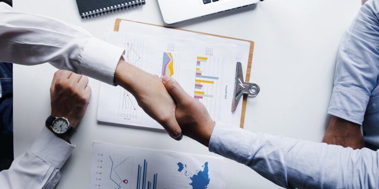 Foi assinado o acordo da concertação social que prevê salario mínimo de 870€ já em 2025