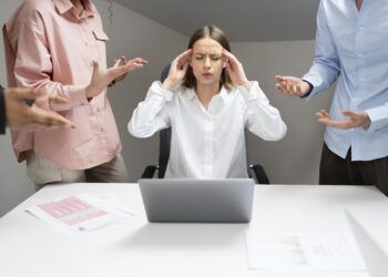 Trabalho Híbrido e stress: conheça as origens do problema