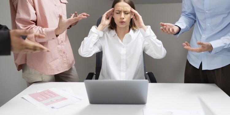 Trabalho Híbrido e stress: conheça as origens do problema