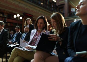 Aprendizagem ao longo da vida e IA: a chave para o futuro do emprego no relatório Tomorrow’s Skills do Santander