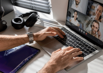 Procura trabalho remoto? Estas 31 empresas estão a recrutar