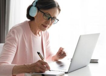 Desenvolver competências nas áreas da gestão e direito empresarial? Pode fazê-lo sem sair de casa