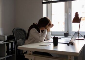 Depois do quiet quitting, chega o quiet cracking – e é tão discreto quanto devastador