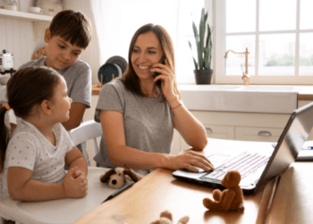 Teletrabalho, faltas pagas e mais: cinco direitos que a lei garante às mães (e poucas sabem ou usam!)