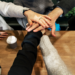 O que sobra aos humanos no trabalho? Perguntámos ao ChatGPT quais as competências que nem a IA acredita vir a substituir