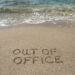 Férias à vista? Aprenda a transformar a sua mensagem de out-of-office num postal criado por IA